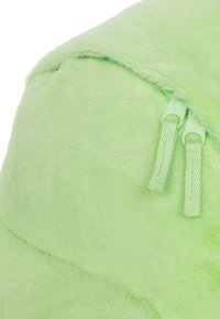 Grüne Kunstpelz-Tasche mit einer weichen Textur. Verfügt über zwei grüne Reißverschlüsse mit strukturierten Ziehzungen an der Seite, die das plüschige Material betonen.