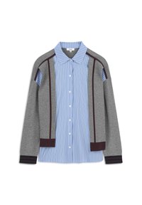 Sweater-shirt hybride met een grijze gebreide romp, een voorzijde van blauwwit gestreept shirt, knoopsluitingen en bordeauxrode accenten langs de schouders en manchet.
