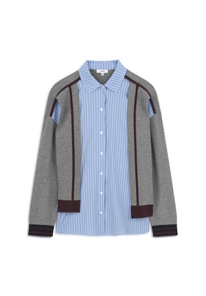 Sweater-shirt hybride met een grijze gebreide romp, een voorzijde van blauwwit gestreept shirt, knoopsluitingen en bordeauxrode accenten langs de schouders en manchet.