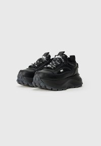 Μαύρα sneakers πλατφόρμας από δέρμα με υφασμάτινες γκρι σόλες. Διαθέτουν αντίθετα σχεδιασμένα κορδόνια και μαξιλαρωτό σχέδιο στον λαιμό.