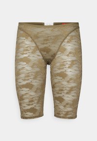 Shorts de renda numa verde azeitona claro com um padrão floral. Têm um design justo e uma textura suave, terminando logo acima do joelho.