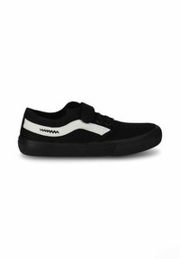 Czarne sneakersy z cholewką z czarnego zamszu, białym paskiem bocznym z wzorem w zygzaki, sznurowaniem oraz gumową podeszwą.