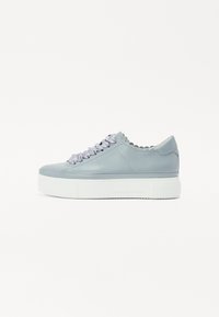 Lys blå lærersneaker med rynkete lavendelsnørebånd, rund tå, bølget krage og hvit platåsåle.