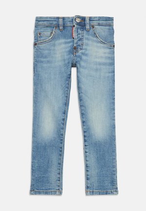 Svetlo modré denimové džínsy so slim fit strihom, dizajnom s piatimi vreckami, zapínaním na gombík a zips, a jemnými vyblednutými detailami na látke.