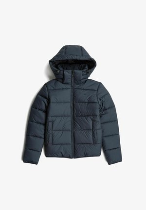 Donkerblauwe gevoerde jas met capuchon, voorkant met rits, zijzakken en doorgestikte naden, plat gelegd op een witte achtergrond.