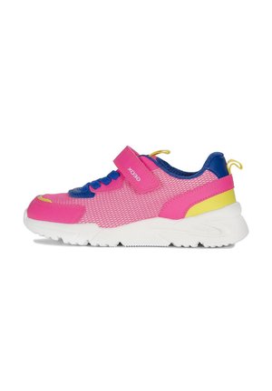 Różowe sneakersy z siateczki z niebieskimi akcentami, białą podeszwą i zapięciem na rzep. Zawierają żółte detale na pięcie i przy sznurowaniu.