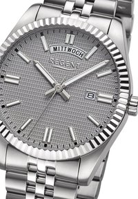 Montre en acier inoxydable argenté avec un cadran argenté texturé, des index horaires marquants, une fenêtre de date et une lunette polie, dotée d'un bracelet en métal.