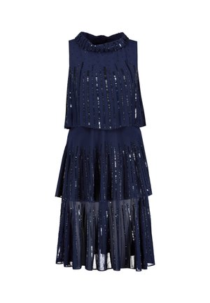 Granatowa sukienka bez rękawów z kilkoma warstwami i pionowymi czarnymi paskami z cekinów, z wysokim, marszczonym kołnierzem.