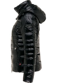 Sort puffer-jakke med en blank finish, der har en høj krave, hætte, quiltet tekstur og en lynlåslomme på siden.