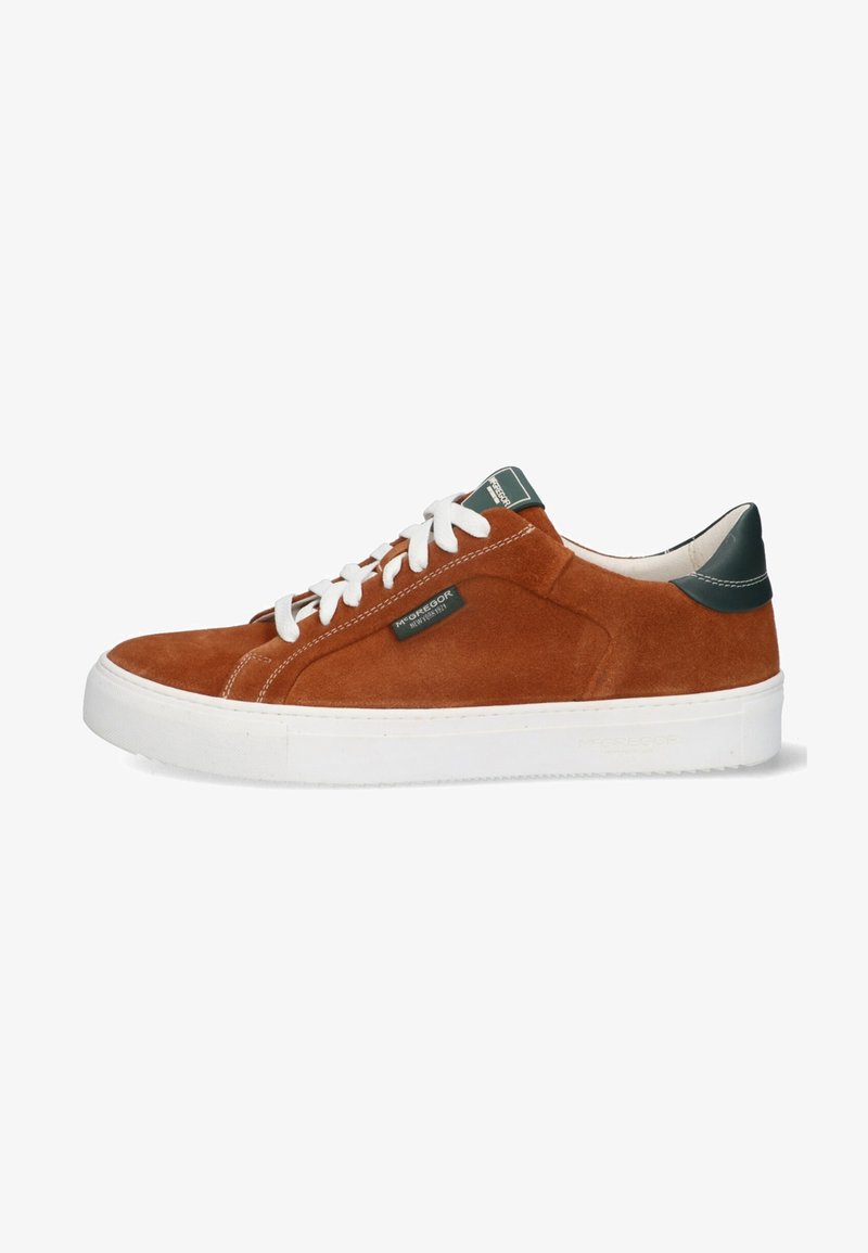 Braune Wildleder-Sneaker mit weißen Schnürsenkeln, grünem Fersenakzent und einer weißen Gummisohle. Mit einem Markenetikett an der Seite.
