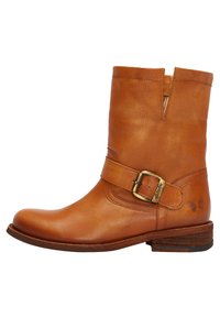 Braune Lederknöchelstiefel mit flachem Holzabsatz, breitem Riemen und Schnallen-Detail, Ausschnitt am Knöchel und geprägtem Logo an der Seite.