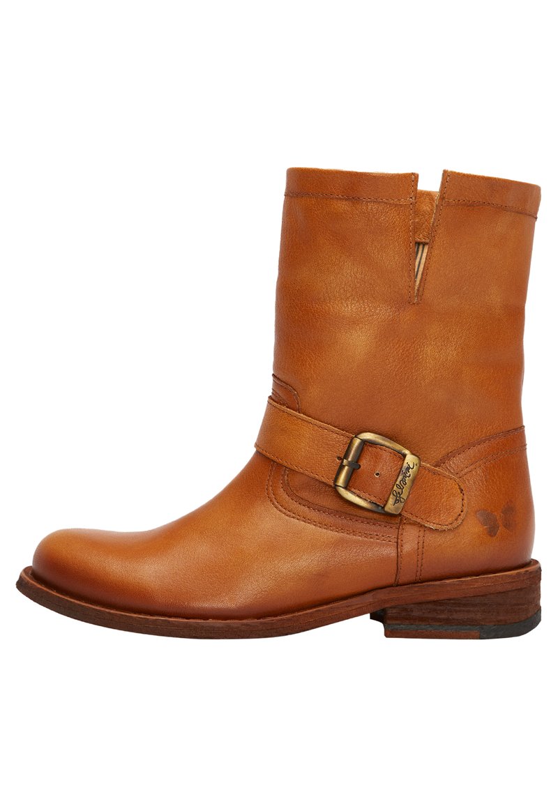 Braune Lederknöchelstiefel mit flachem Holzabsatz, breitem Riemen und Schnallen-Detail, Ausschnitt am Knöchel und geprägtem Logo an der Seite.