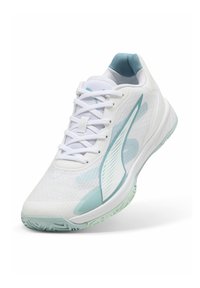 Λευκό και ανοιχτό μπλε αθλητικό παπούτσι με πλέγμα στο επάνω μέρος, ανοιχτό κλείσιμο με κορδόνια και υφασμένη σόλα, γωνιακά ώστε να φαίνονται οι πλευρικές και εμπρόσθιες λεπτομέρειες.
