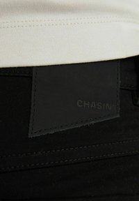CHASIN' UNO.S INFINITE - Shorts - black