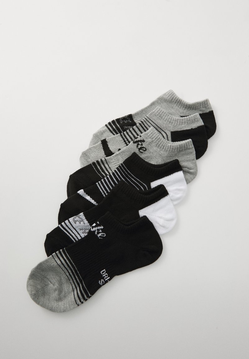 Conjunto de sete meias curtas em preto, branco e cinza. As características incluem riscas contrastantes e detalhes de logótipos em alguns pares. Material macio em mistura de algodão.
