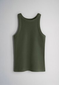 Camiseta de tirantes sin mangas de color verde oliva con textura acanalada y cuello redondo, colocada sobre una superficie gris claro.