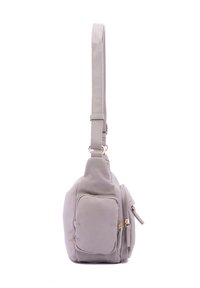 Borsa a spalla in pelle grigia con una sola tracolla, superficie testurizzata, tasca frontale e dettagli in metallo dorato.