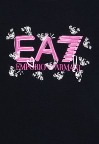 Mornarsko blago z izrazitim roza logotipom "EA7" in besedilom "EMPORIO ARMANI", ki ima bele grafične poudarke in gladko tekstilno teksturo.