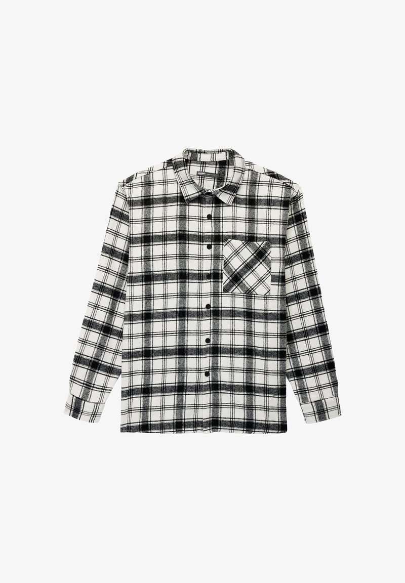 Sort og hvidt ternet flannel skjorte med lange ærmer, en knaplukning fortil og en brystlomme med et diagonalt stribet mønster.