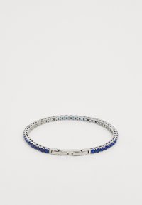 Bracciale in metallo argento con pietre blu incastonate in un design a catena, dotato di una chiusura sicura e una superficie liscia.