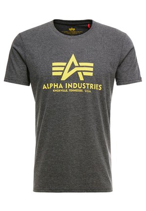 Šedé tričko s krátkým rukávem vyrobené z bavlněné směsi. Obsahuje žluté logo "Alpha Industries" se stylizovaným A a třemi pruhy. Ležérní design.