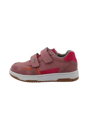 Scarpetta da bambino rosa con due cinturini in velcro, pelle traforata, dettagli arancioni e rossi e suola bianca con battistrada marrone.