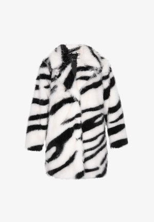 Plašč iz umetnega krzna z vzorcem črno-belega tigra, s mehko teksturo, odprtim sprednjim delom in tremi vidnimi gumbi na spodnjem delu spredaj.