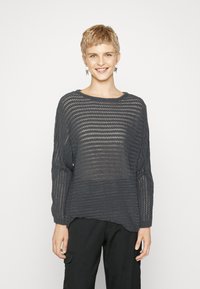 Maglione grigio scuro, lavorato a maglia con un design a trama aperta, colletto rotondo e maniche lunghe. Presenta una vestibilità rilassata e una finitura testurizzata.