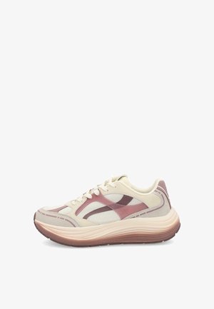 Zapatilla deportiva beige y rosa con superposiciones de malla y sintéticas, suela gruesa con degradado y diseño con cordones, mostrada en perfil lateral sobre fondo blanco.