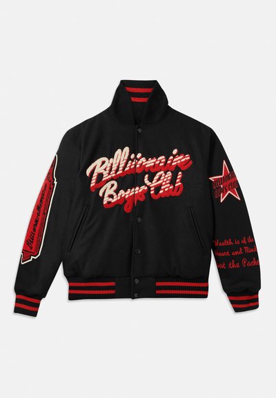 Jaqueta varsity preta com bordados e detalhes em vermelho. Apresenta texto, um design de estrela e punhos e barra listrados. Fecho de botão na frente.