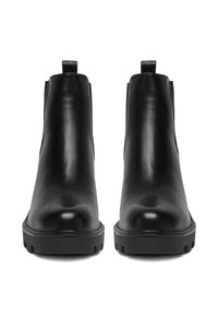 Melni ādas potītes zābaki ar gludu tekstūru, noapaļotu purngalu un masīvu gumijas zoli. Iekļauti vilkšanas cilpas, lai nodrošinātu vieglu uzvilkšanu.