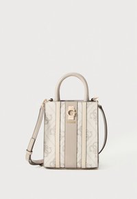 Μικρή τσάντα ώμου με κάθετες μπεζ και κρεμ ρίγες, με λαβές στο πάνω μέρος, ρυθμιζόμενο λουράκι ώμου και χρυσό λογότυπο Guess στο κέντρο μπροστά.