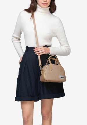 Tan handtas met een gestructureerd ontwerp en dubbele bovenhandvatten. Bevat een afneembare schouderriem en een zilveren logo plaat aan de voorkant.