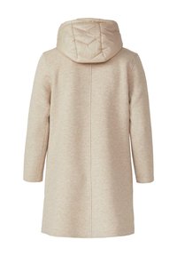 Lang beige jas met een gewatteerde capuchon. Gemaakt van zachte, gestructureerde stof. Heeft een rechte snit en naaddetails langs de achterkant.