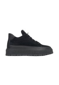 Czarne zamszowe sneakersy z grubą gumową podeszwą, zaokrąglonym noskiem i sznurowanym zapięciem. Posiada skórzane akcenty na pięcie i języku.