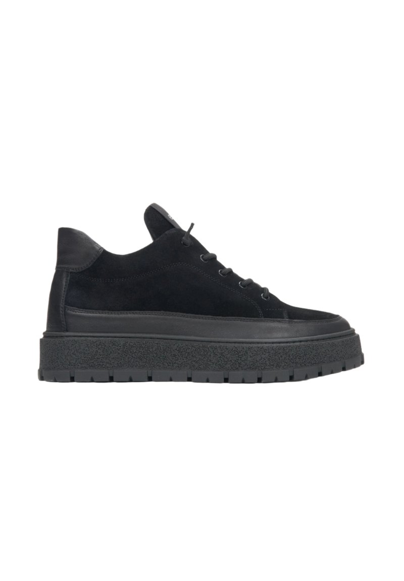 Czarne zamszowe sneakersy z grubą gumową podeszwą, zaokrąglonym noskiem i sznurowanym zapięciem. Posiada skórzane akcenty na pięcie i języku.
