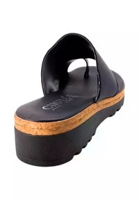 Infradito neri con piattaforma in sughero e suola testurizzata. Presenta una singola cinghia larga e una tomaia in pelle liscia. Design leggero.