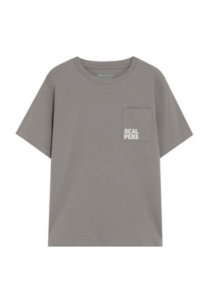 Camiseta gris de manga corta con un bolsillo en el pecho izquierdo que presenta el logo de texto "SCALPERS" en blanco.