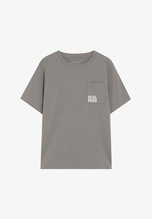 T-shirt gris à manches courtes avec une poche sur le côté gauche de la poitrine, ornée du logo texte blanc "SCALPERS".