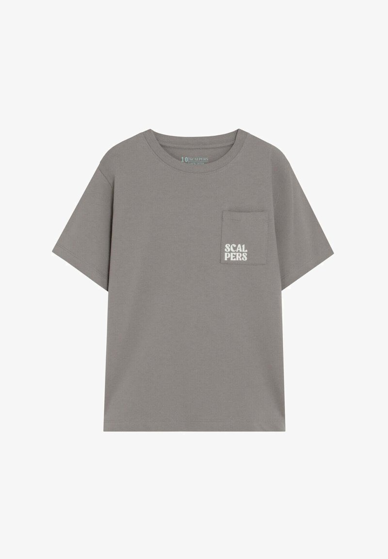 T-shirt gris à manches courtes avec une poche sur le côté gauche de la poitrine, ornée du logo texte blanc "SCALPERS".