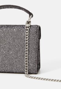 Guess ZALINA MINI TOP HANDLE FLAP - Sac à main - pewter
