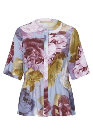 Blouse à manches courtes avec taille froncée, boutons sur le devant, et grand imprimé floral en violet, jaune et vert sur fond bleu clair.