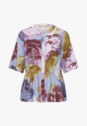 Blouse à manches courtes avec taille froncée, boutons sur le devant, et grand imprimé floral en violet, jaune et vert sur fond bleu clair.