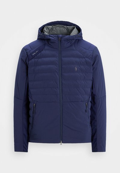 Casaco acolchoado azul-marinho com capuz, fecho na frente, bolsos laterais com zíper, patch RLX no ombro e logótipo bordado no peito.