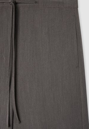 Pantaloni grigi realizzati in un tessuto morbido e testurizzato, con vita regolabile a cordoncino e tasche laterali, dal look pulito e sartoriale.