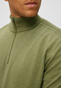 Selected Homme SLHBERG HALF ZIP - Stickad tröja - vineyard green