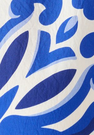 Blauw en donkerblauw abstract bloemmotief op wit stof, met gebogen vormen en bladachtige patronen.