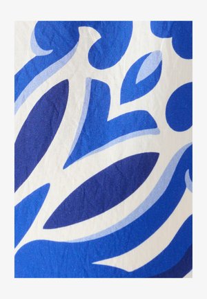Blauw en donkerblauw abstract bloemmotief op wit stof, met gebogen vormen en bladachtige patronen.
