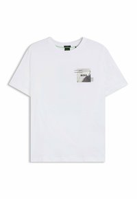 Hvid bomulds T-shirt, crew neck, korte ærmer, med en grå grafisk lomme med teksten "BOSS" og et abstrakt design.
