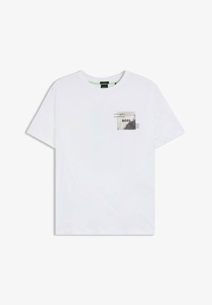 Biała bawełniana koszulka, okrągły dekolt, krótkie rękawy, z szarym graficznym kieszonka z napisem "BOSS" i abstrakcyjnym wzorem.
